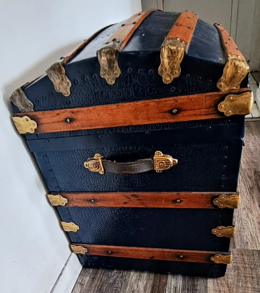 Antique Dome Top Trunk - Vintage Suitcase image indicator(5)
