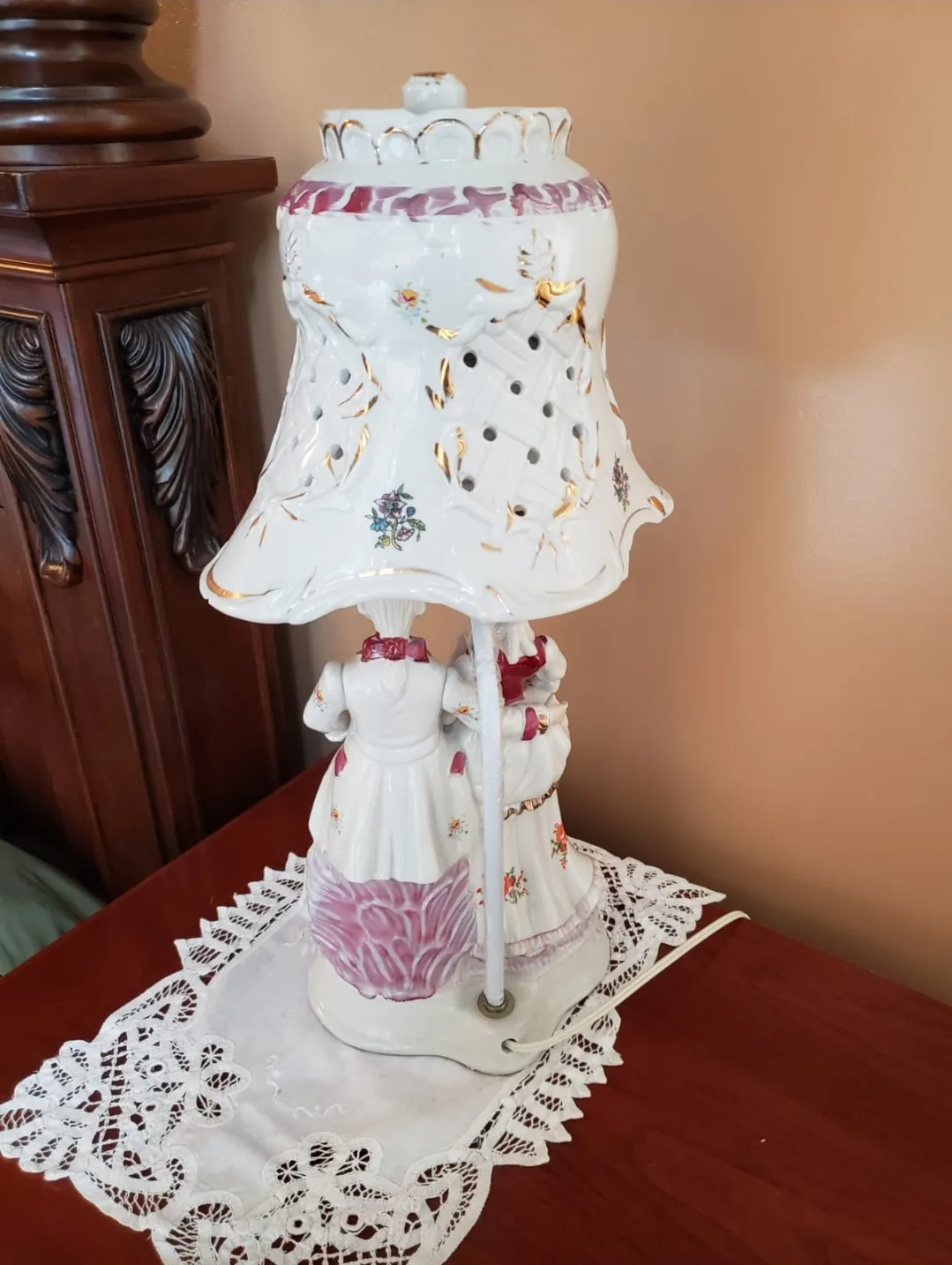Vintage Porcelain Table Lamp with Figurines image indicator(2)