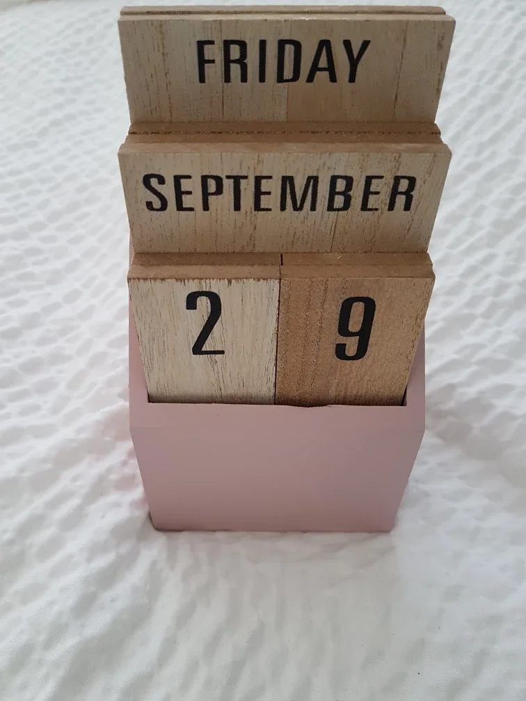 Wooden Perpetual Desk Calendar image indicator(2)