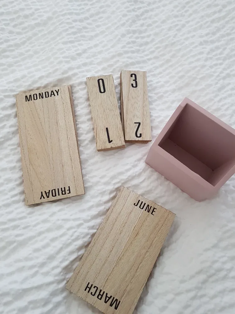 Wooden Perpetual Desk Calendar image indicator(3)