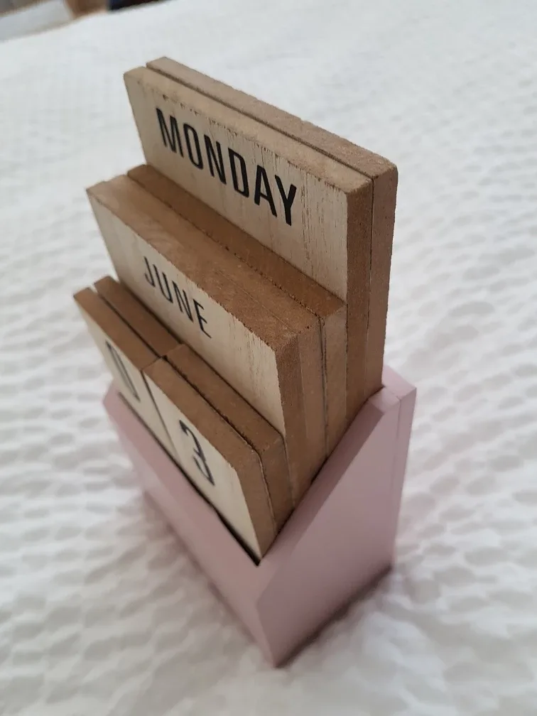 Wooden Perpetual Desk Calendar image indicator(4)
