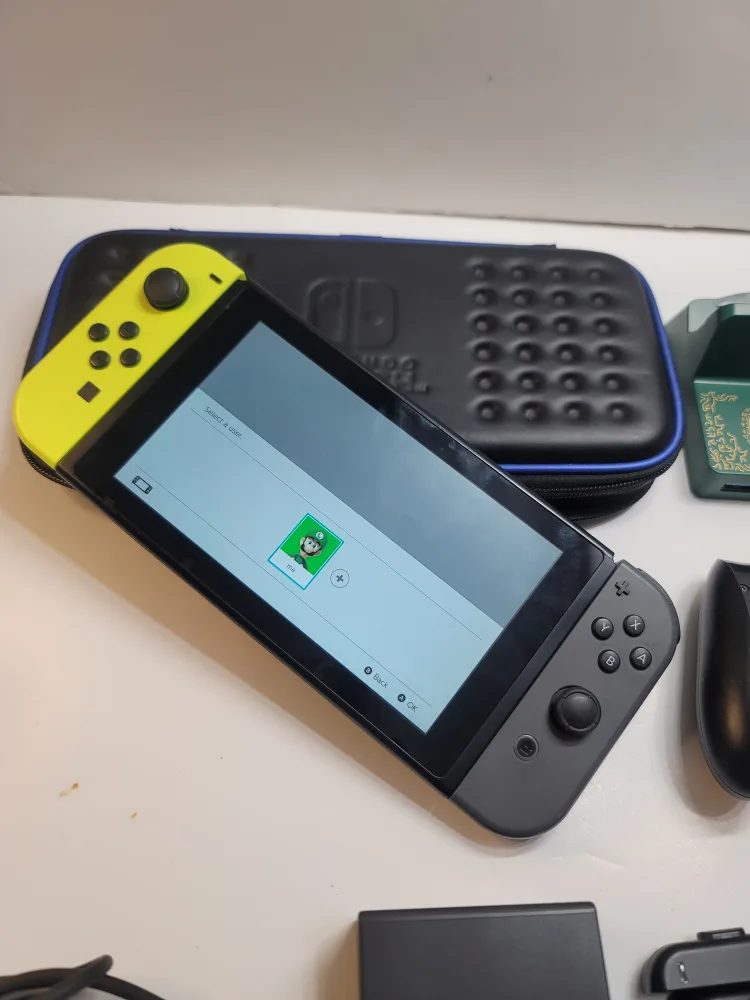 Nintendo Switch Console with accessories image indicator(2)