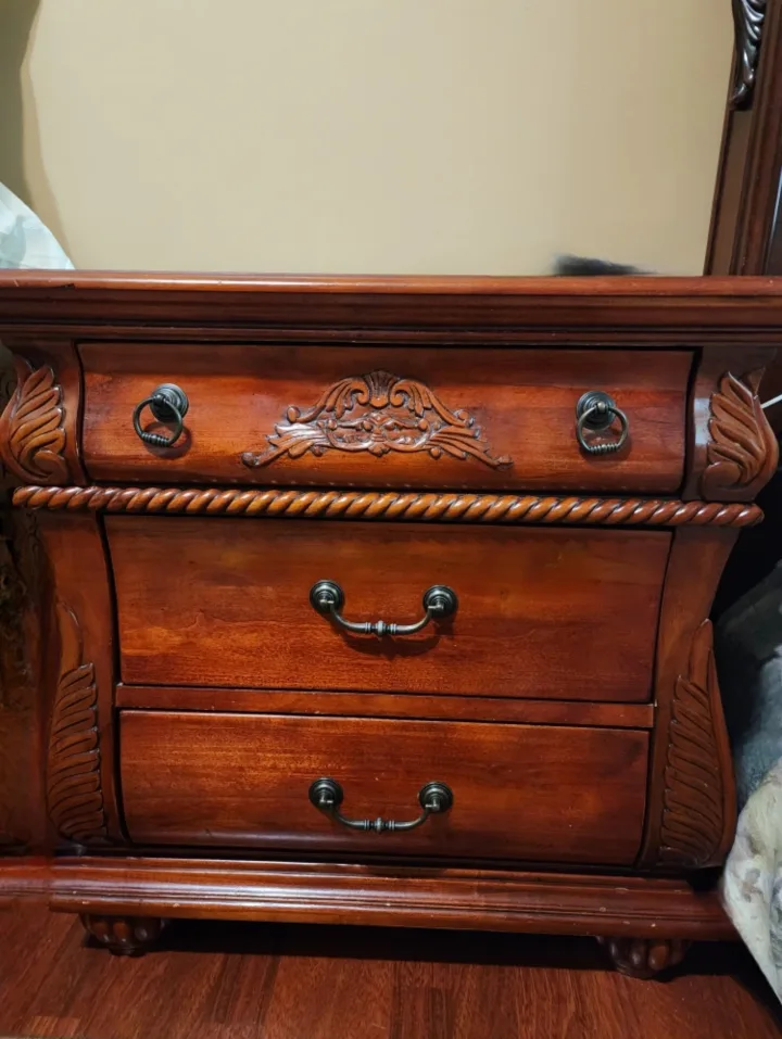 Elegant Wooden Bedroom Set - Queen Size image indicator(5)