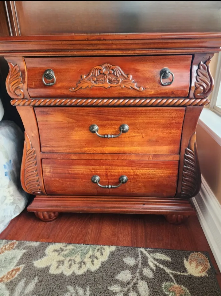 Elegant Wooden Bedroom Set - Queen Size image indicator(6)