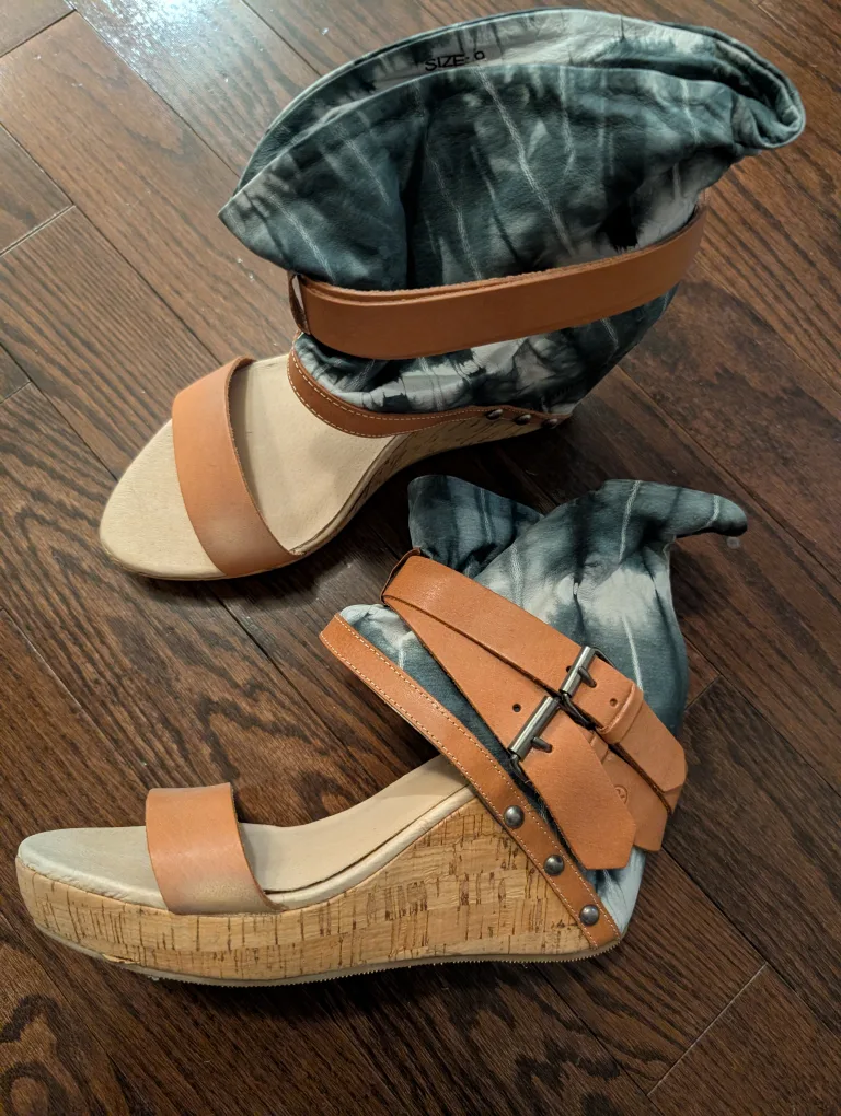 Women's Tan Leather Wedge Sandals Size 9 image indicator(2)