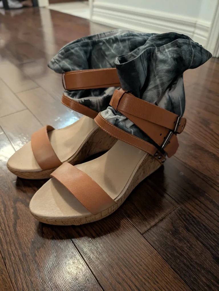 Women's Tan Leather Wedge Sandals Size 9 image indicator(3)