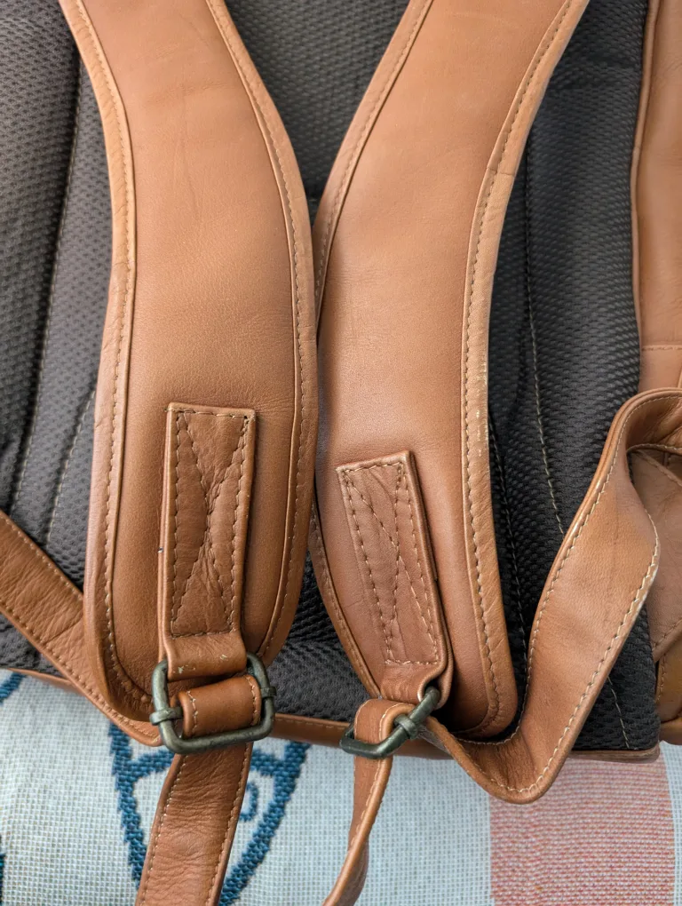 Queros genuine leather backpack with laptop compartment image indicator(7)