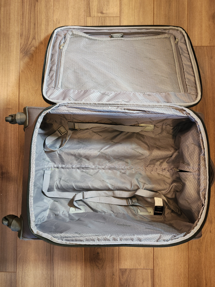 SwissGear 24" Expandable lightweight suitcase - photo 2