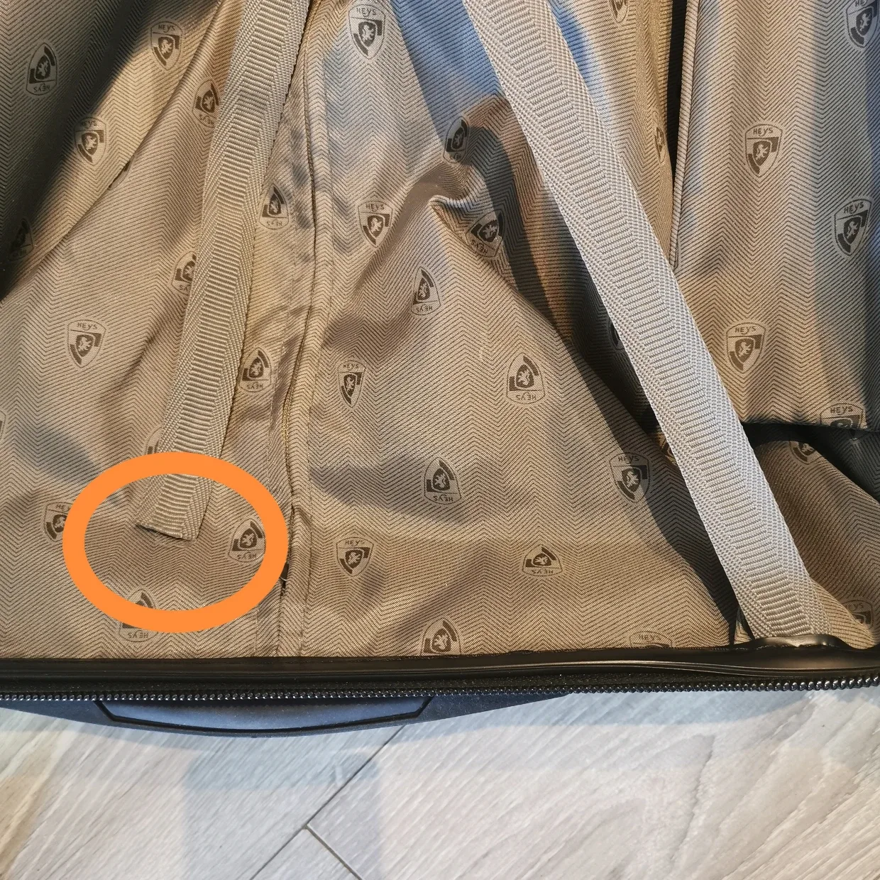 HEYS Large Checked Suitcase - Dark Grey image indicator(6)