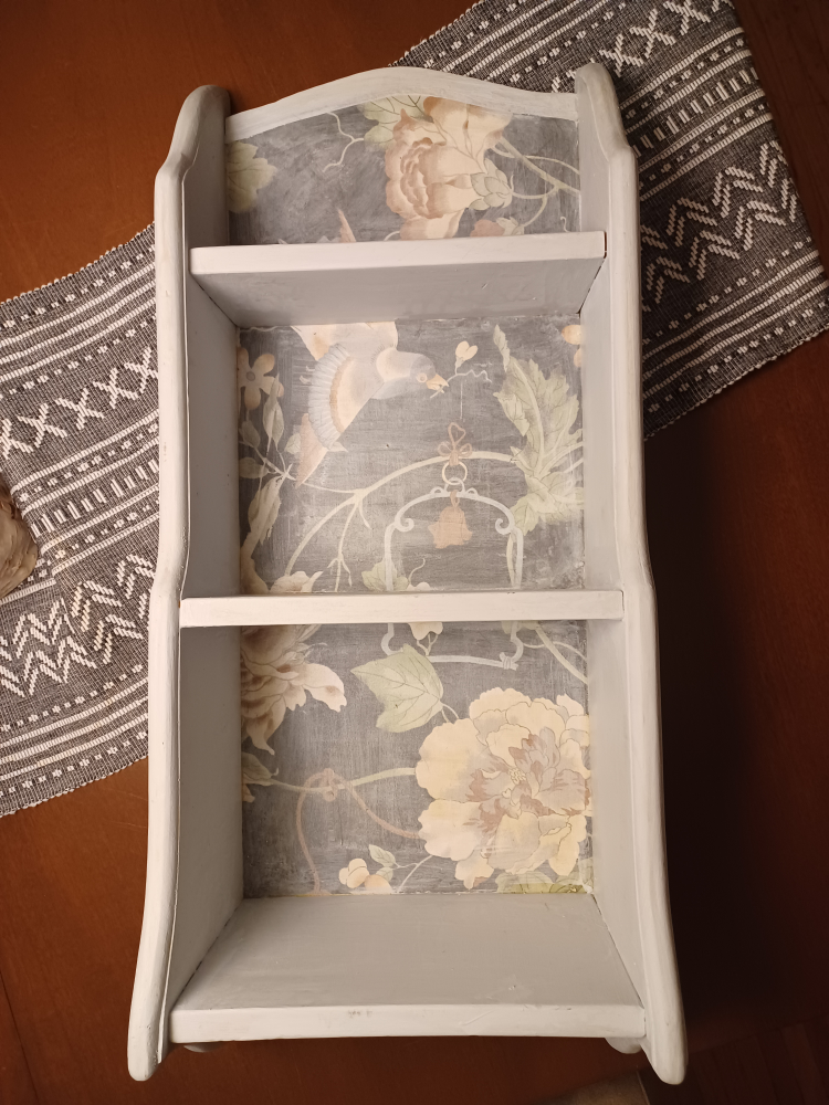 Three-tiered shelf