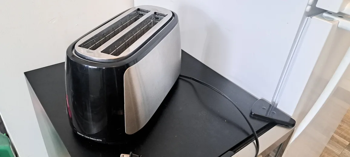 Hamilton Beach 4-Slice Long Slot Toaster with Keep Warm image indicator(2)