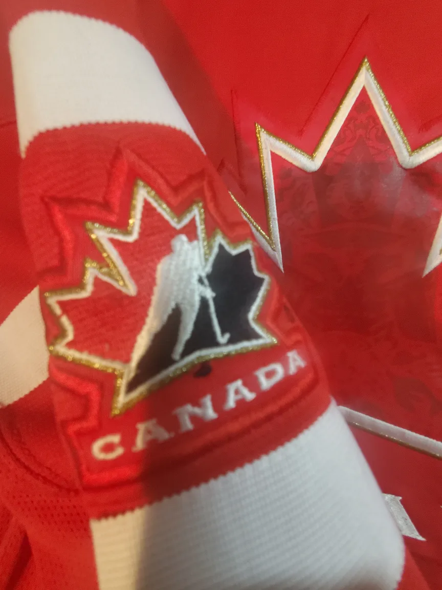 Vintage Team Canada Jersey 2010 (SM) image indicator(3)