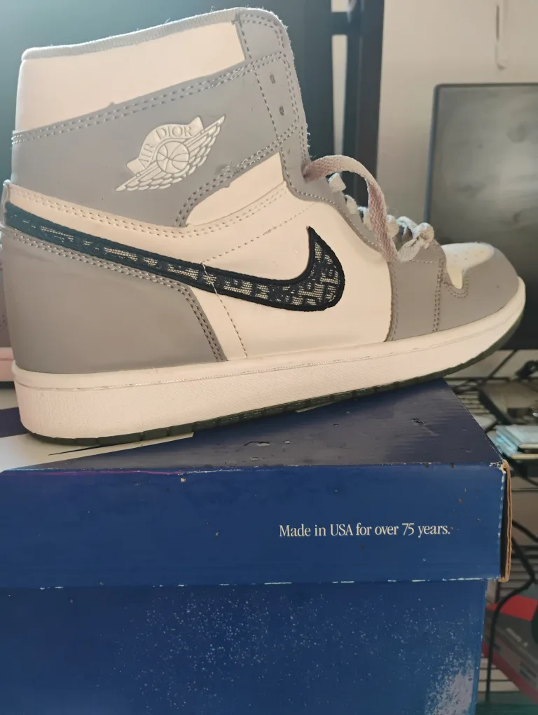 Air Jordan 1 High Dior Sneakers image indicator(3)