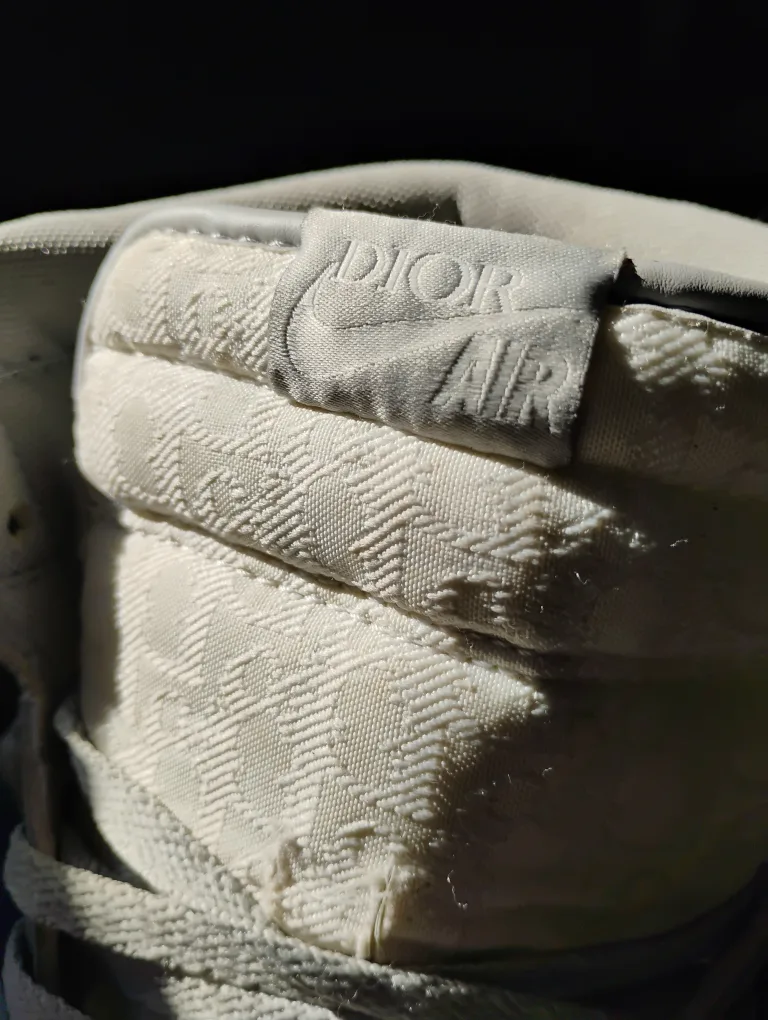 Air Jordan 1 High Dior Sneakers image indicator(9)