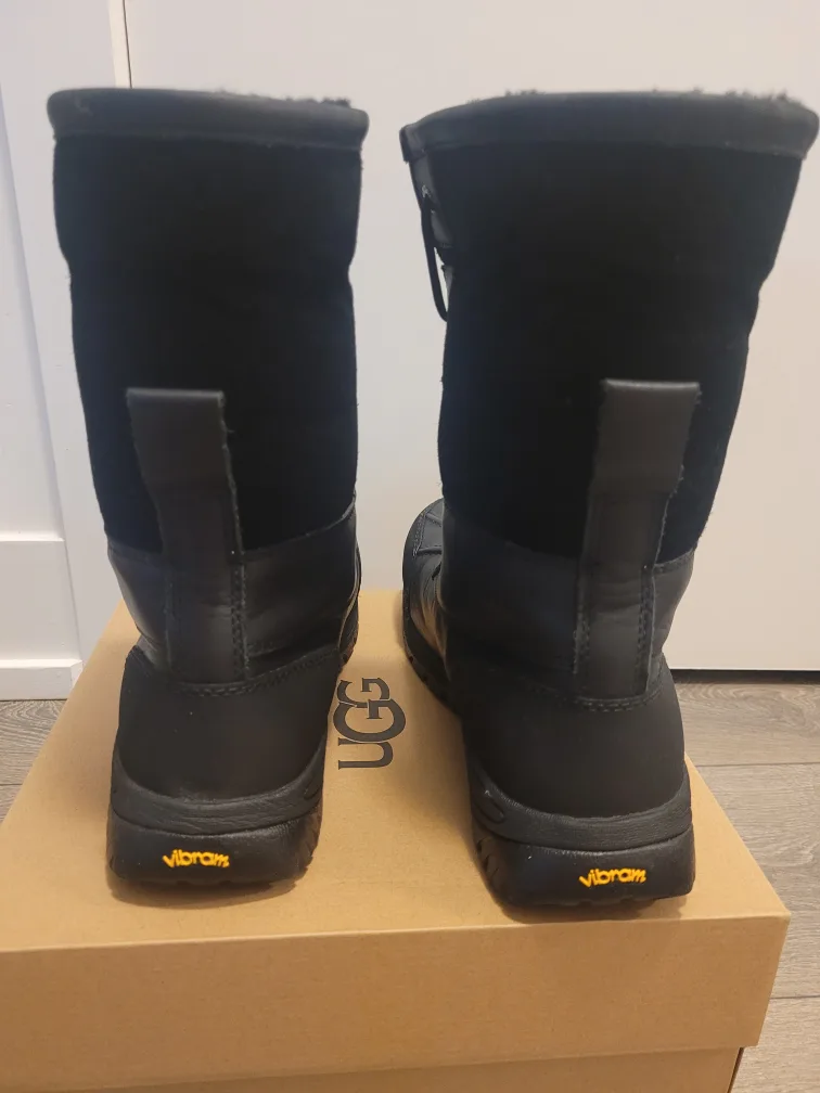 Ugg Men's Black Winter Boots image indicator(2)