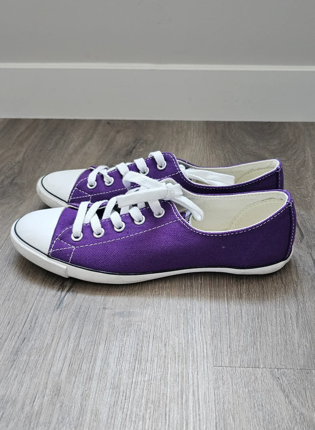 Converse Sneakers Size 6 image indicator(3)