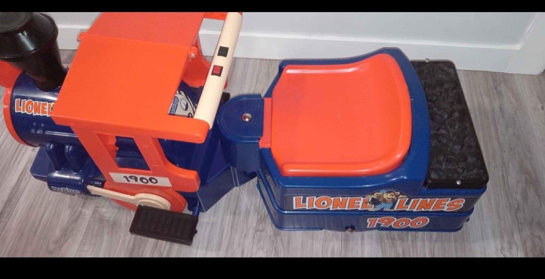 Peg Perego Lionel Lines Ride-on Train - photo 2