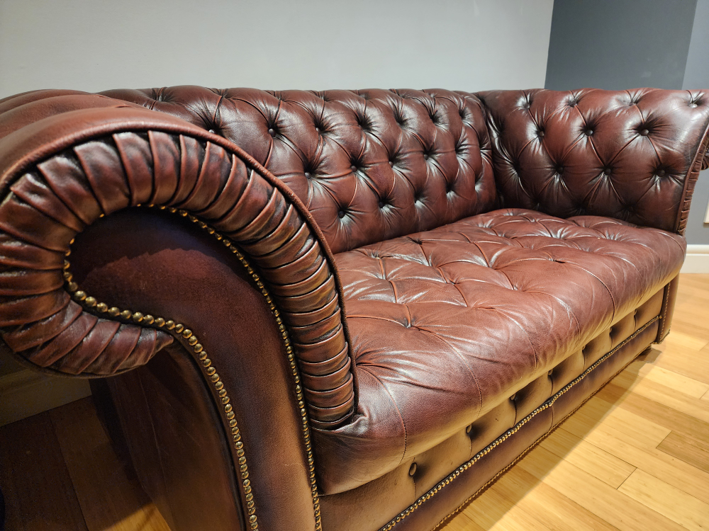 Classic Chesterfield Leather Sofa - Timeless Elegance - photo 4