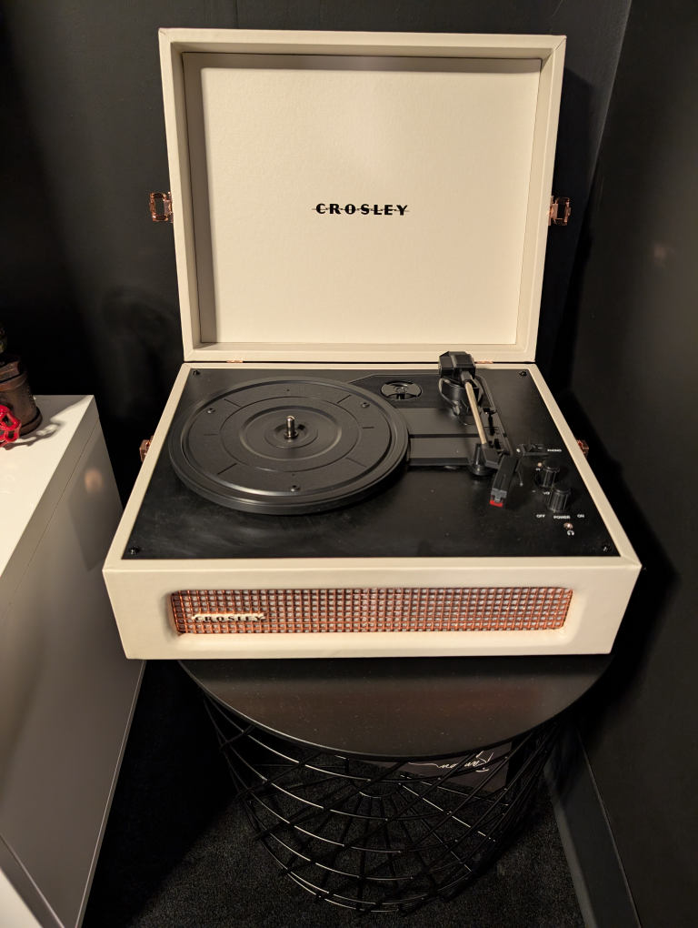 Crosley Cruiser Deluxe Portable Suitcase Turntable - Cream