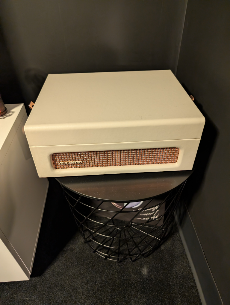 Crosley Cruiser Deluxe Portable Suitcase Turntable - Cream - photo 2