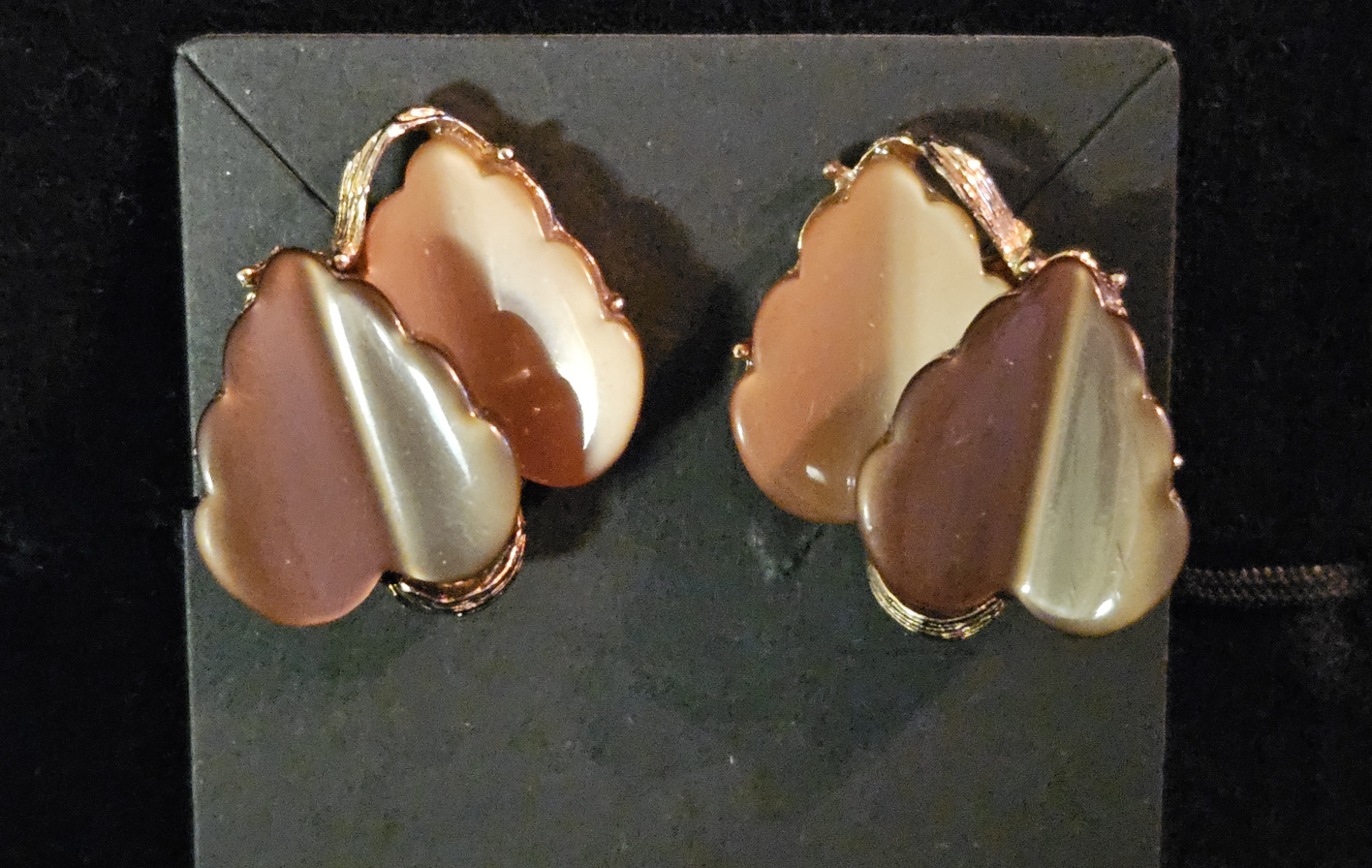 Vintage Coro Leaf Shaped Lucite Clip-On Earrings🍂 - photo 4