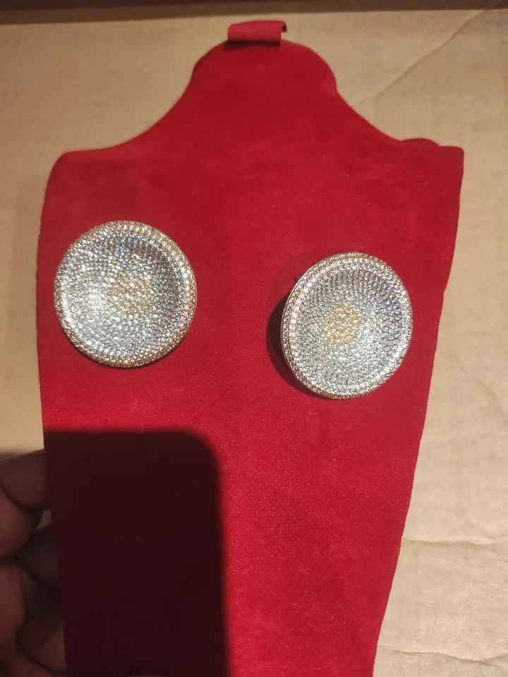 Sparkling Round zirconia Stud Earrings image indicator(3)