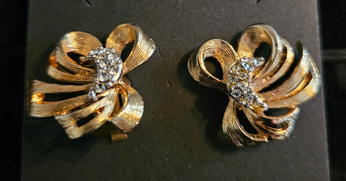 Vintage 1960's Ribbon w/Crescent Moon Center Clip-On Earrings image indicator(4)