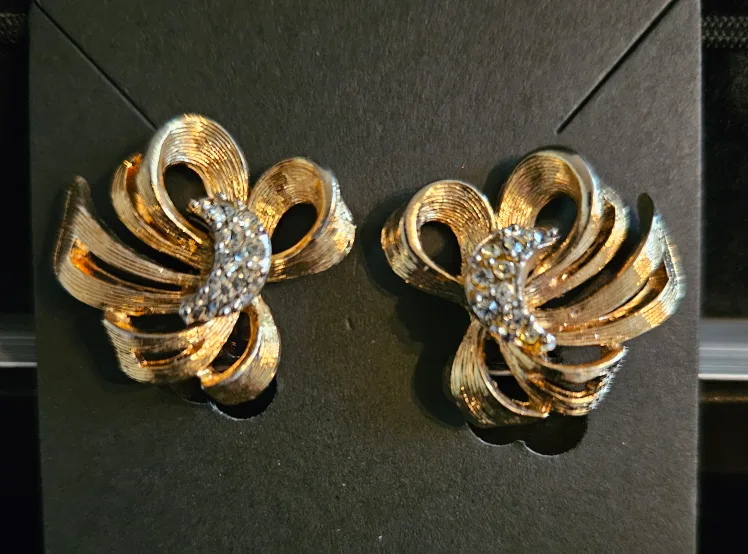 Vintage 1960's Ribbon w/Crescent Moon Center Clip-On Earrings image indicator(6)