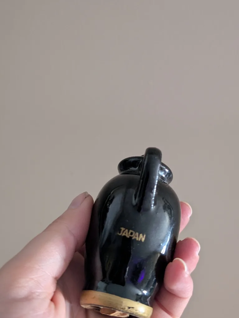 Vintage Black Salt and Pepper Shakers image indicator(5)