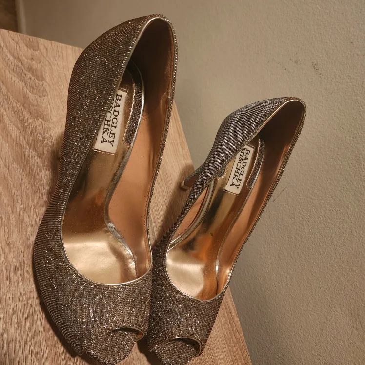 Women Designer Shoes image indicator(6)