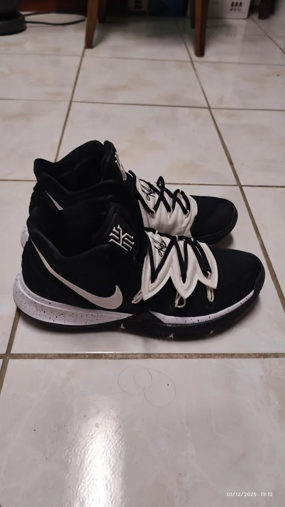 Kyrie 5 Black and White Basketball Shoes image indicator(4)