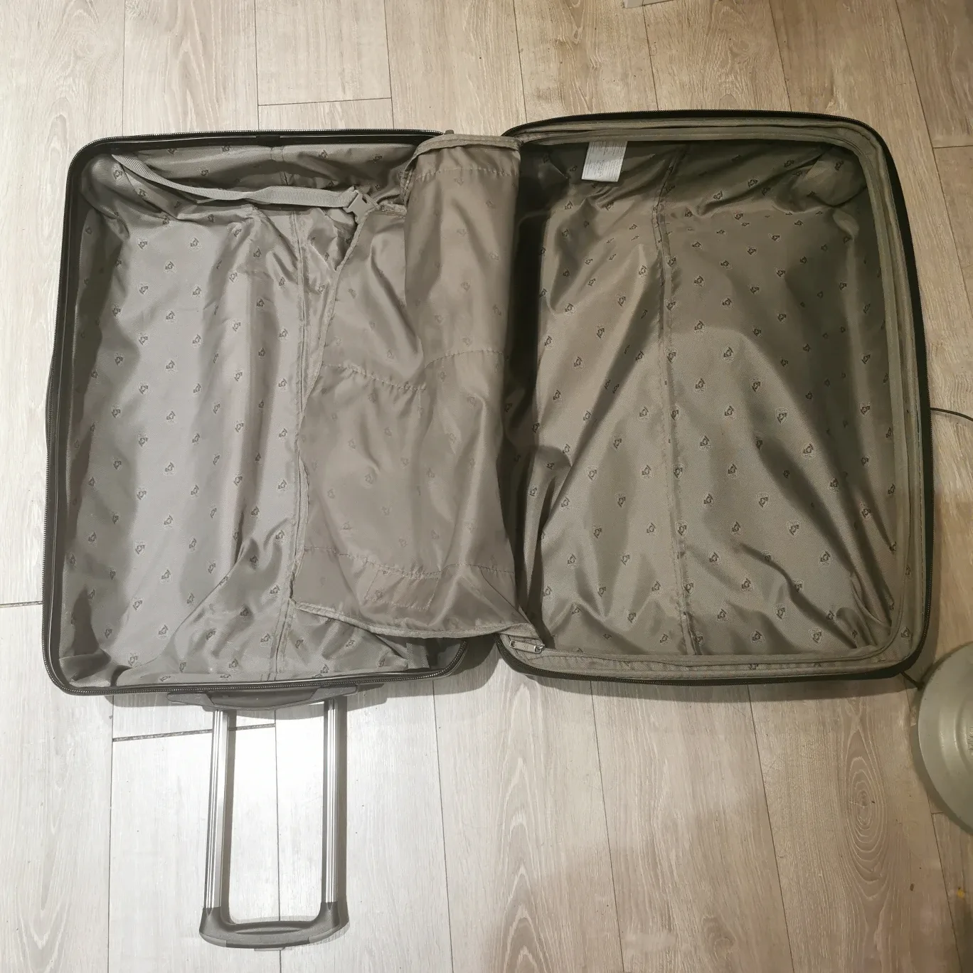HEYS Large Checked Suitcase - Dark Grey image indicator(5)