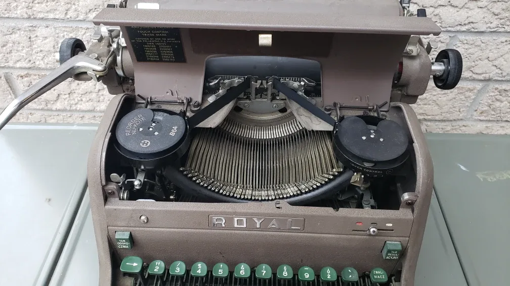 1953 Royal HHS Model Typewriter(Polish) image indicator(6)