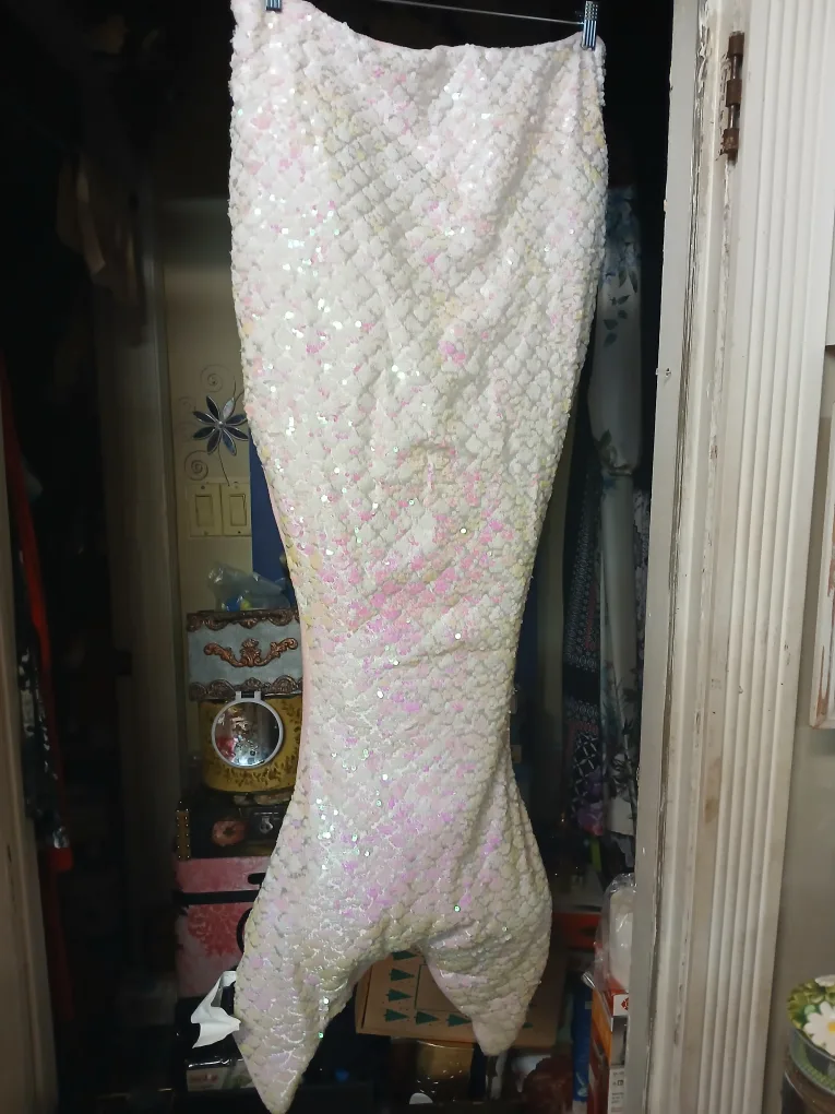 Sequin Mermaid Tail Blanket image indicator(2)