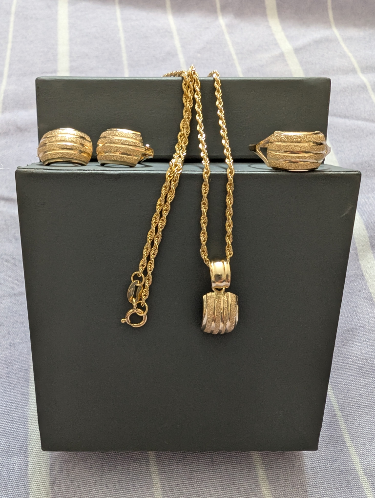 Gold Tone Jewellery Set - Necklace, Ring and Earrings - photo 2