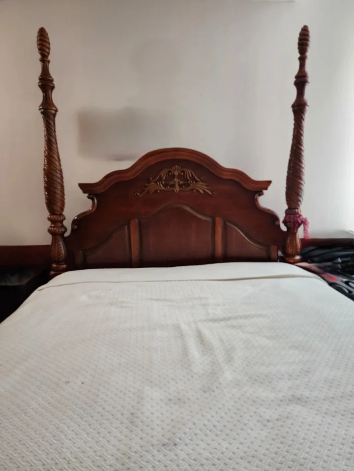 Elegant Wooden Bedroom Set - Queen Size image indicator(4)