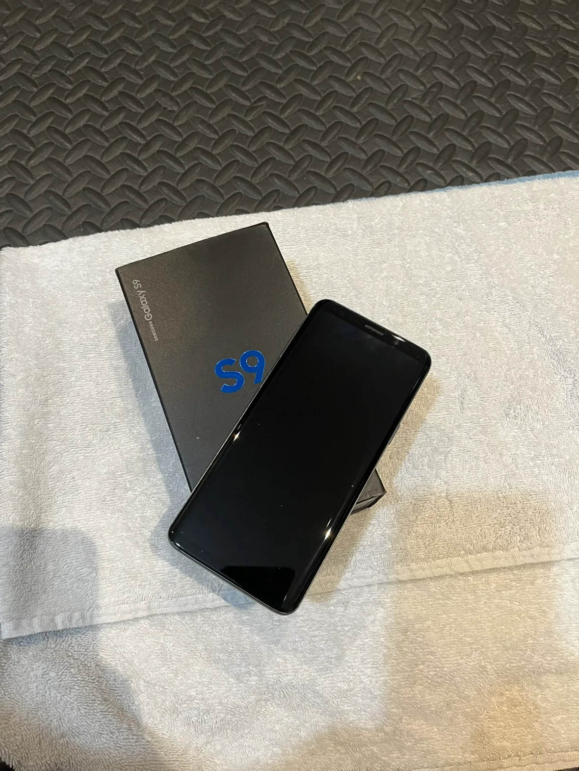 Samsung Galaxy S9 Smartphone  + 2 new cases - BNIB image indicator(8)