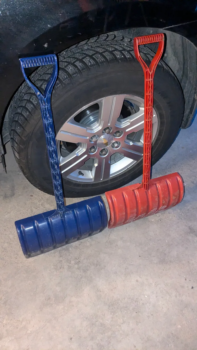 CHILDREN'S Two Snow Shovels and a Leaf Rake image indicator(3)