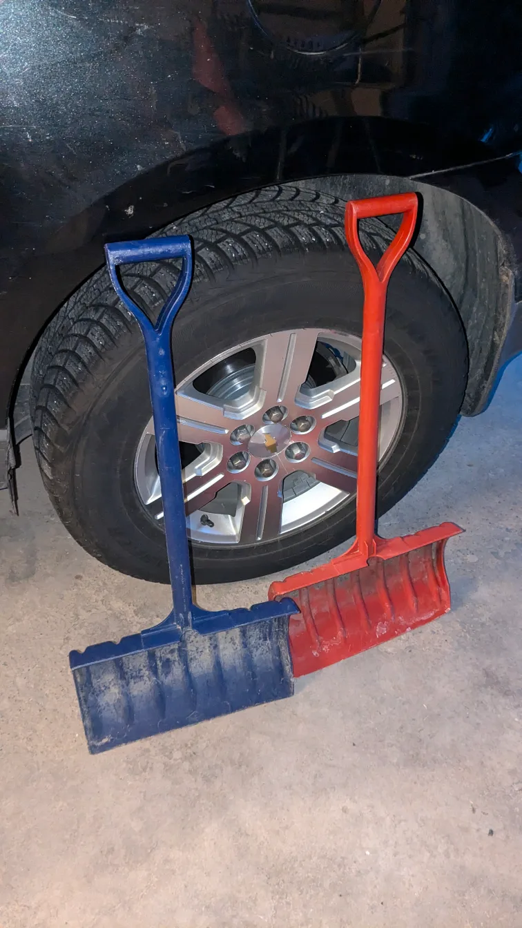 CHILDREN'S Two Snow Shovels and a Leaf Rake image indicator(4)