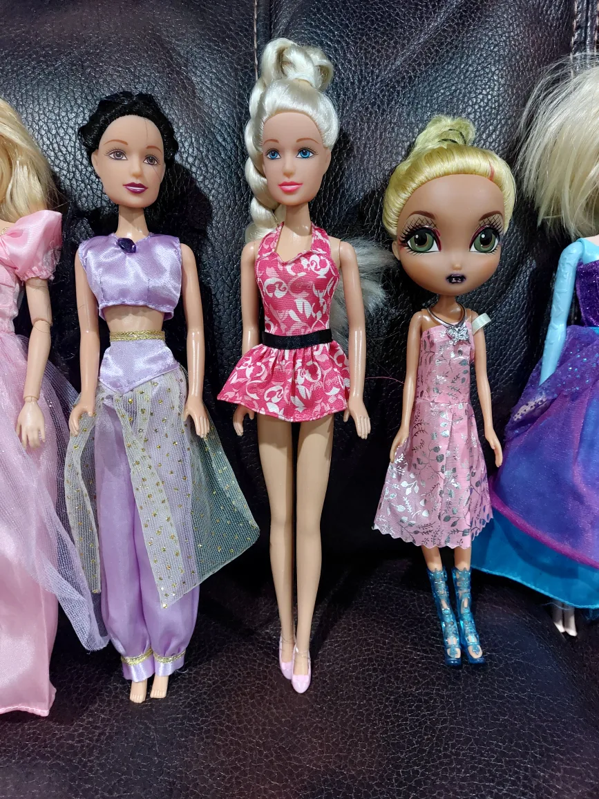 Barbie dolls lot image indicator(3)