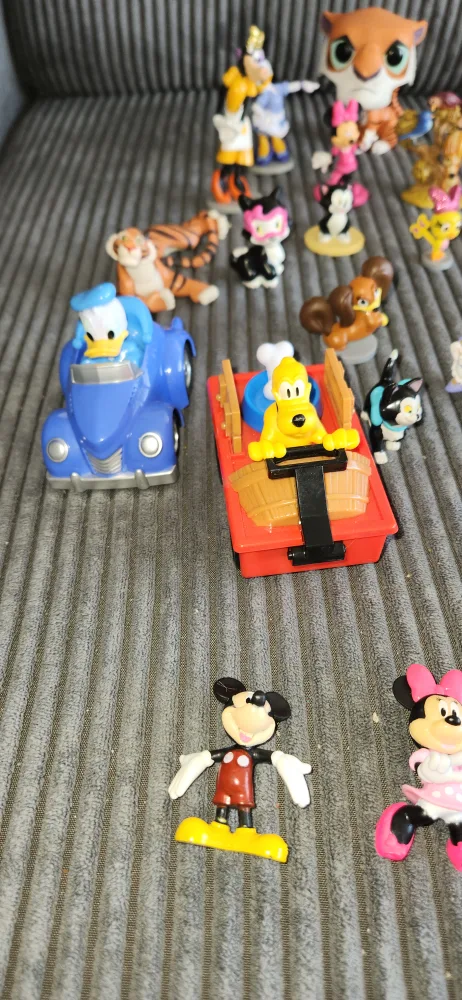 Lot of Disney Figurines image indicator(2)