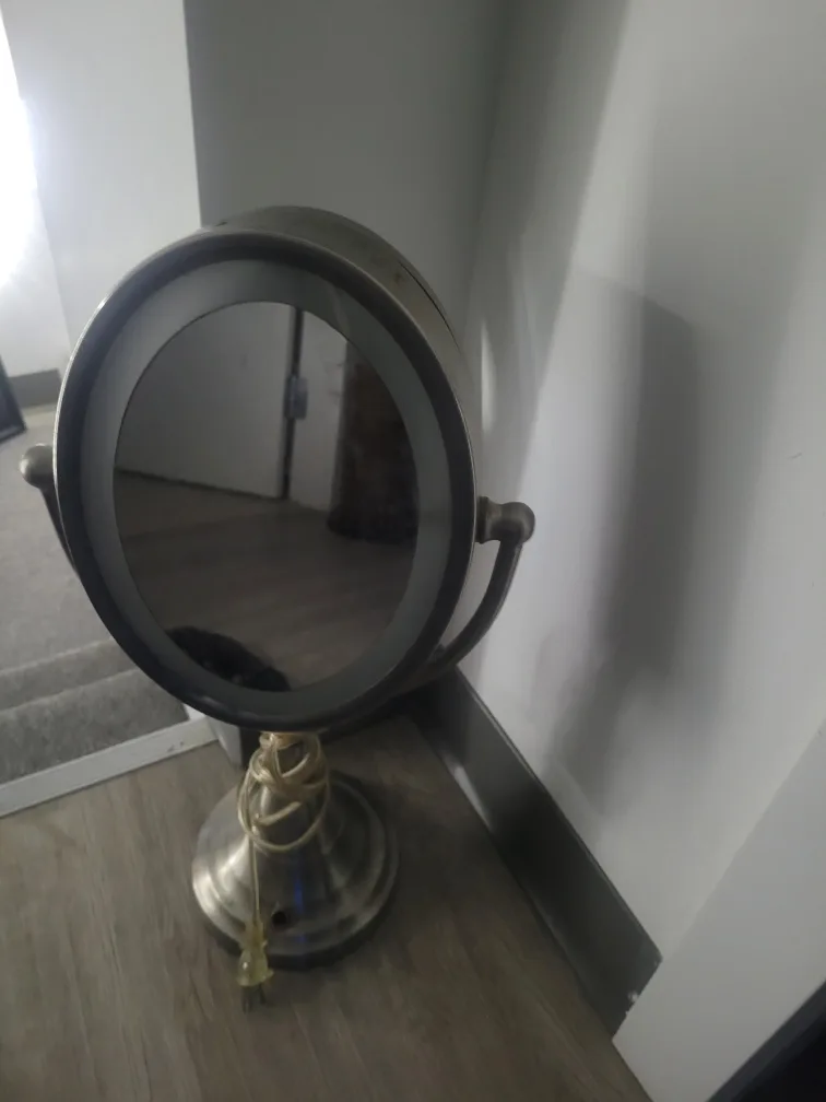 Illuminated Vanity Mirror with Stand image indicator(2)