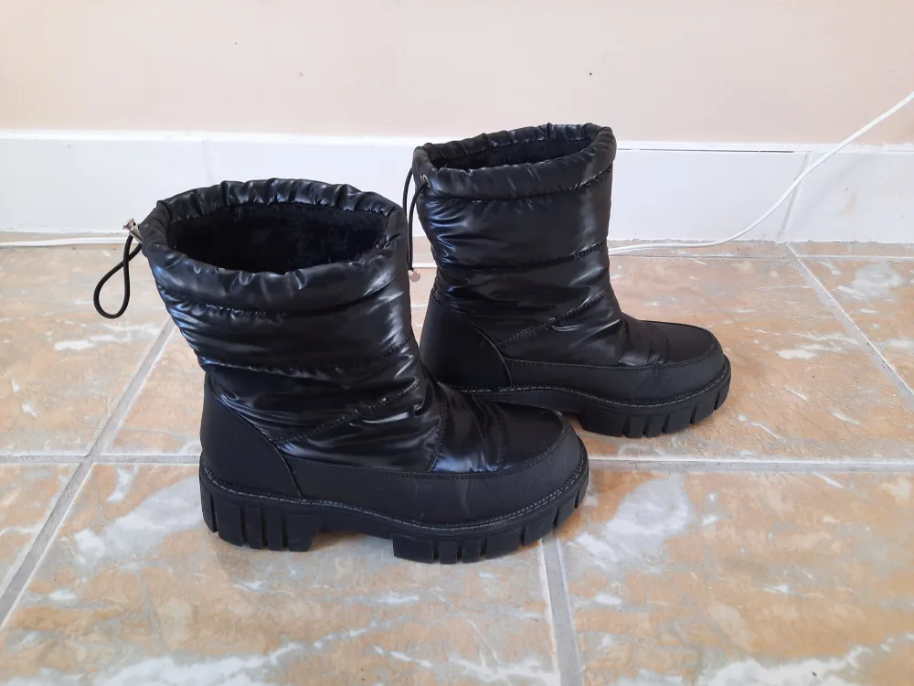 Women's Black Puffer Boots image indicator(2)