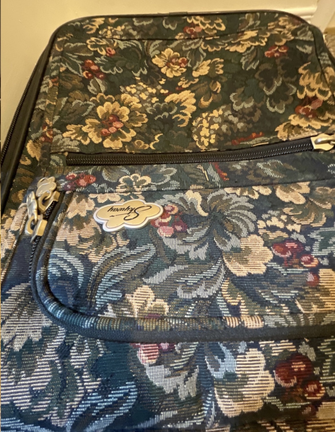 Vintage Skyway Upholstered Floral Carry on 18 x 12x 6 - photo 3