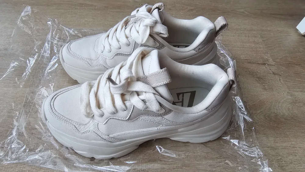 size 6 - Zara White Platform Sneakers image indicator(2)
