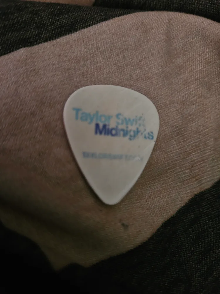 Taylor Swift Eras tour guitar pic image indicator(2)