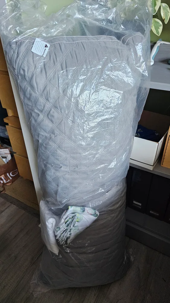 Oubounon Premium Quilted Body Pillow #freecycle image indicator(4)