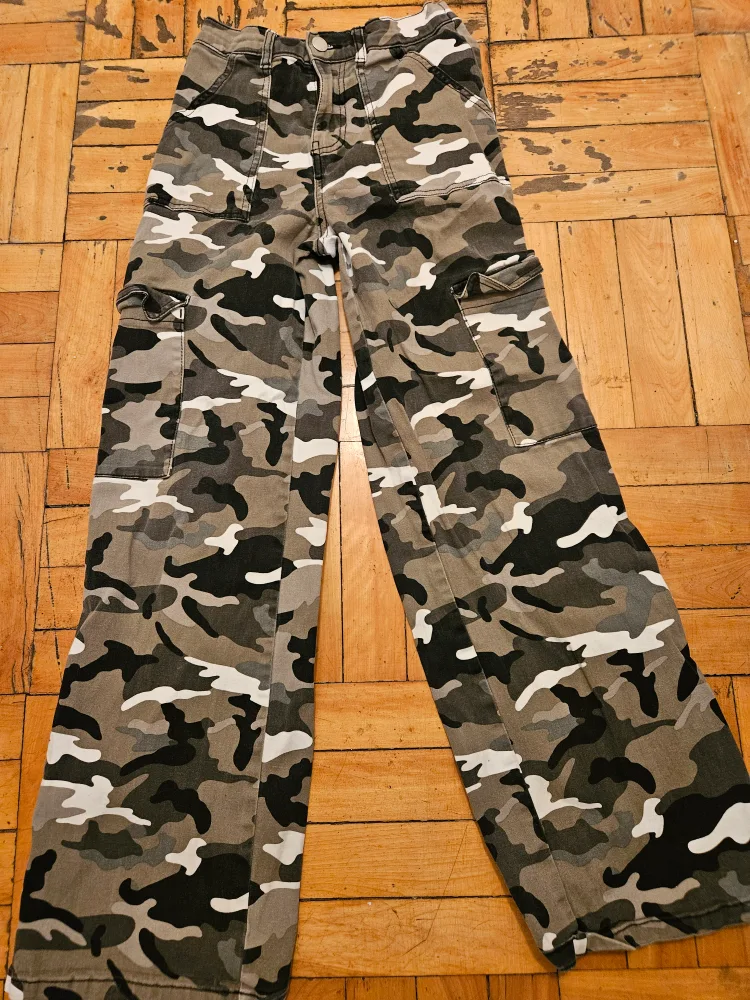 LN)Women's Small Camouflage Cargo Pants thumbnail