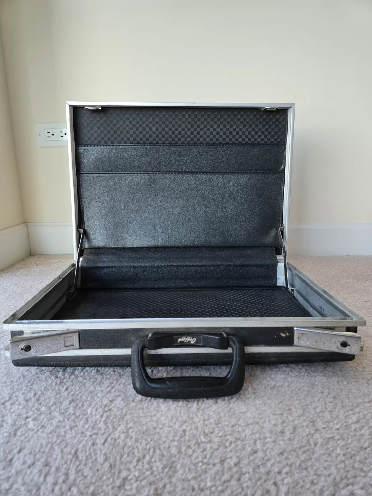 Vintage Oshkosh Briefcase image indicator(9)