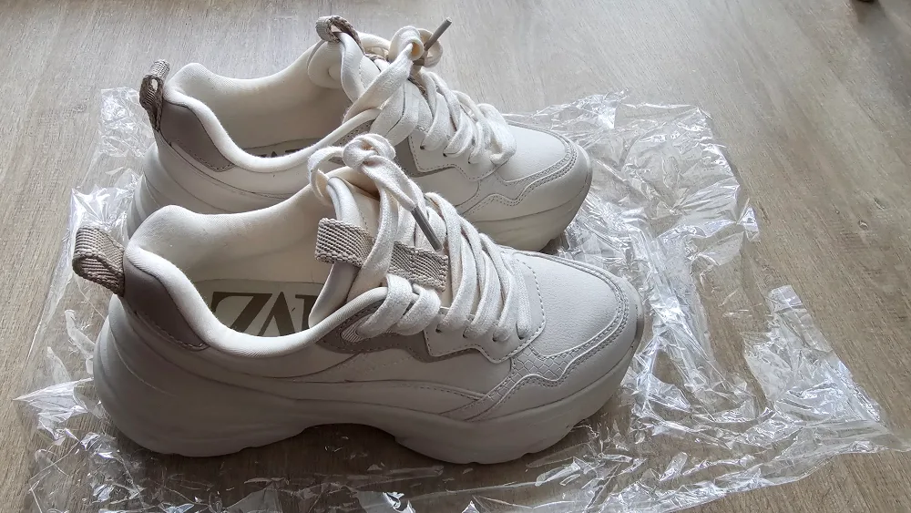 size 6 - Zara White Platform Sneakers image indicator(4)
